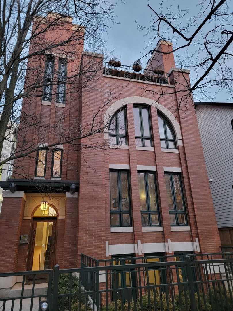 3037 N Kenmore Avenue Unit: 1