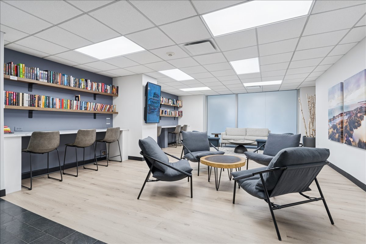 2020 N LINCOLN PARK WEST Unit: 7A