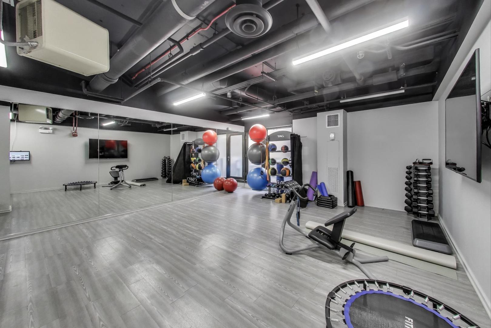 2020 N LINCOLN PARK WEST Unit: 7A