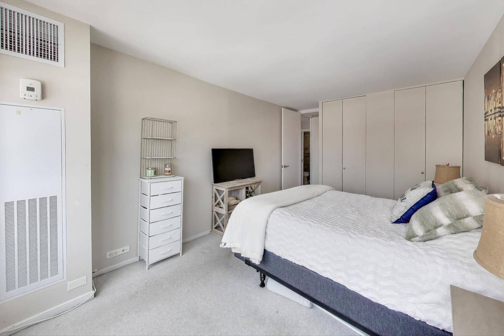 2020 N LINCOLN PARK WEST Unit: 7A