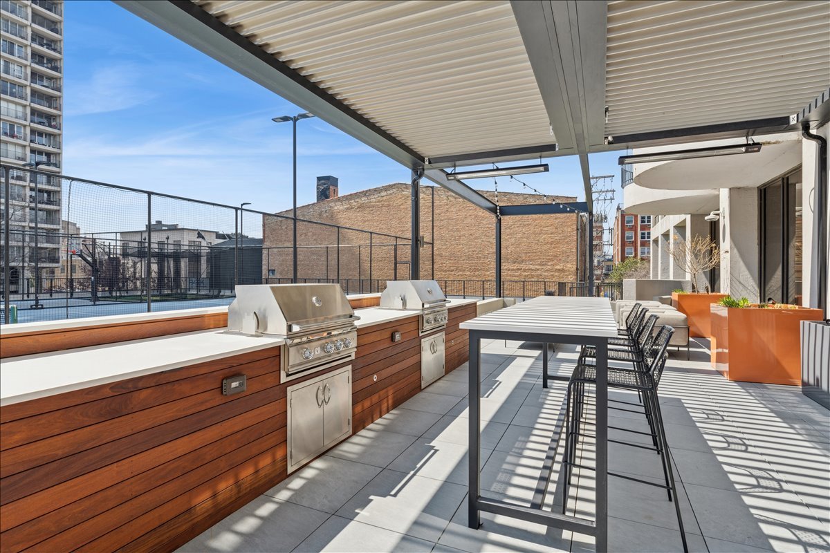 2020 N LINCOLN PARK WEST Unit: 7A