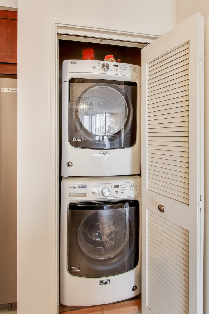 55 W DELAWARE Place Unit: 810