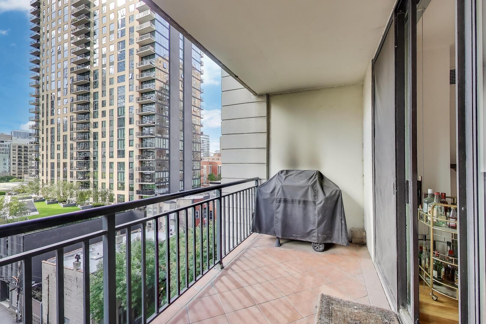 55 W DELAWARE Place Unit: 810