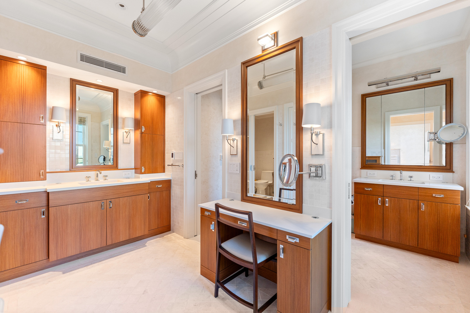 2600 N Lakeview Avenue Unit: 9B