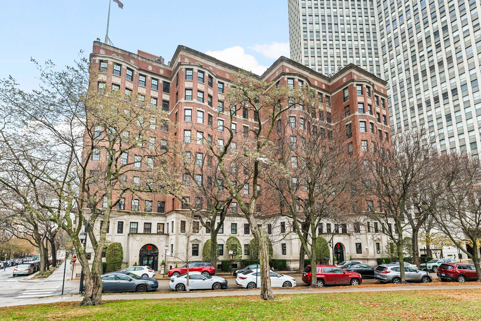 2600 N Lakeview Avenue Unit: 9B