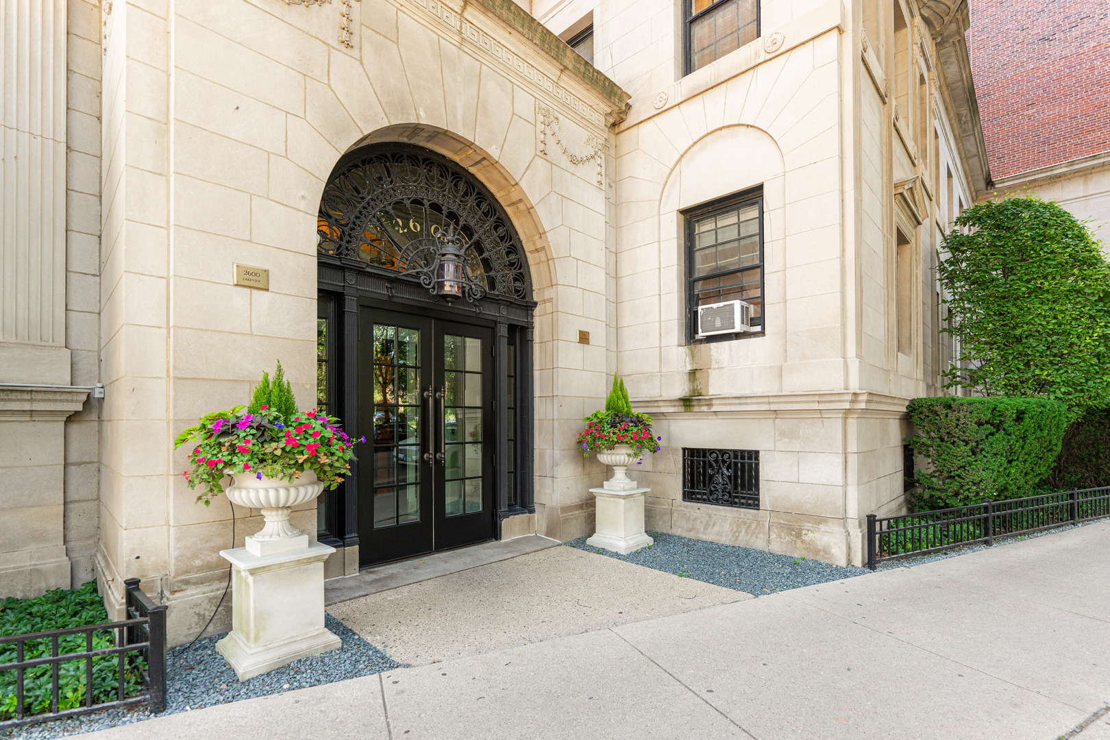 2600 N Lakeview Avenue Unit: 9B