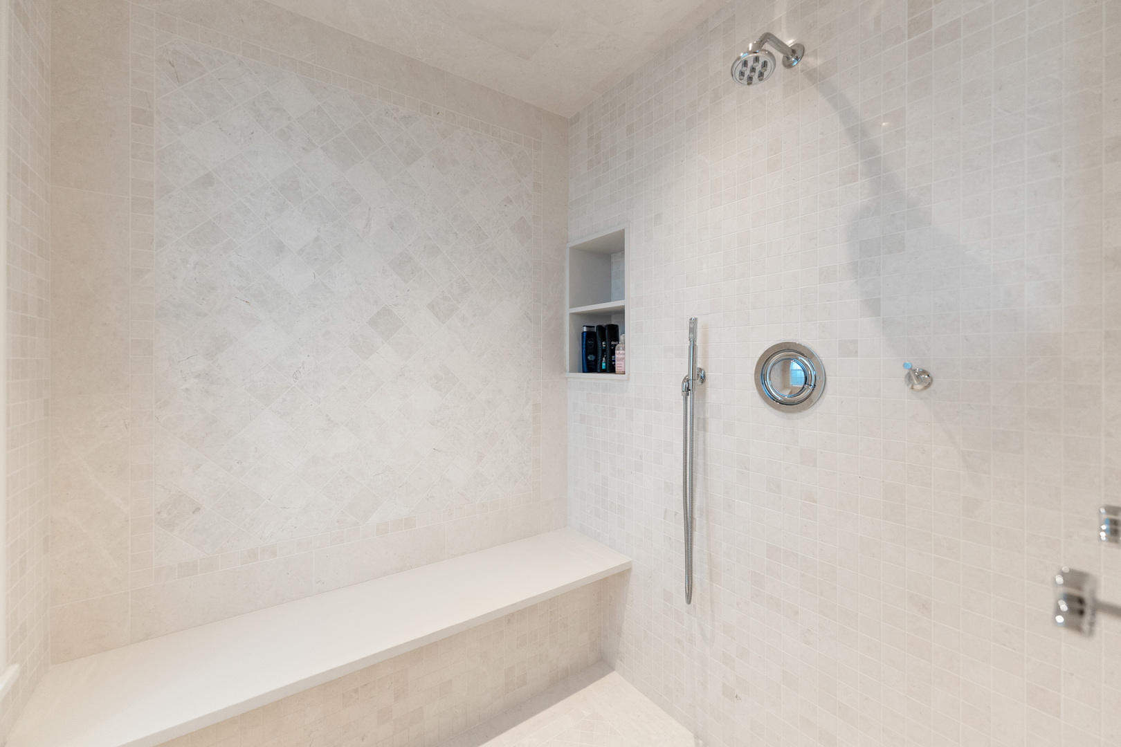 2600 N Lakeview Avenue Unit: 9B