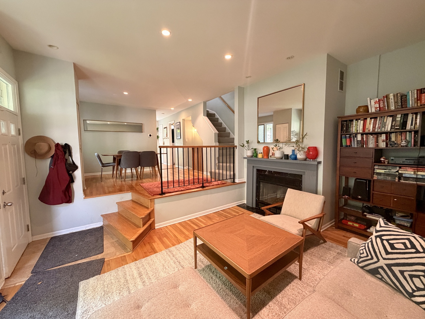 1241 W FLETCHER Street Unit: D