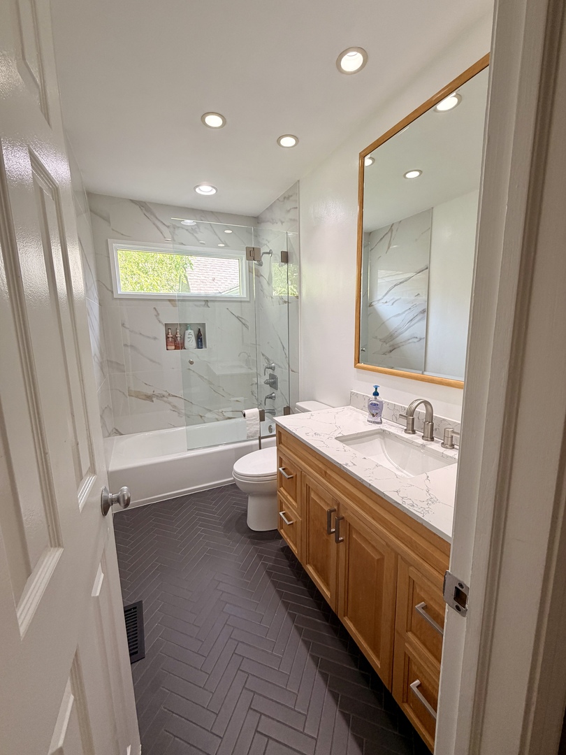 1241 W FLETCHER Street Unit: D