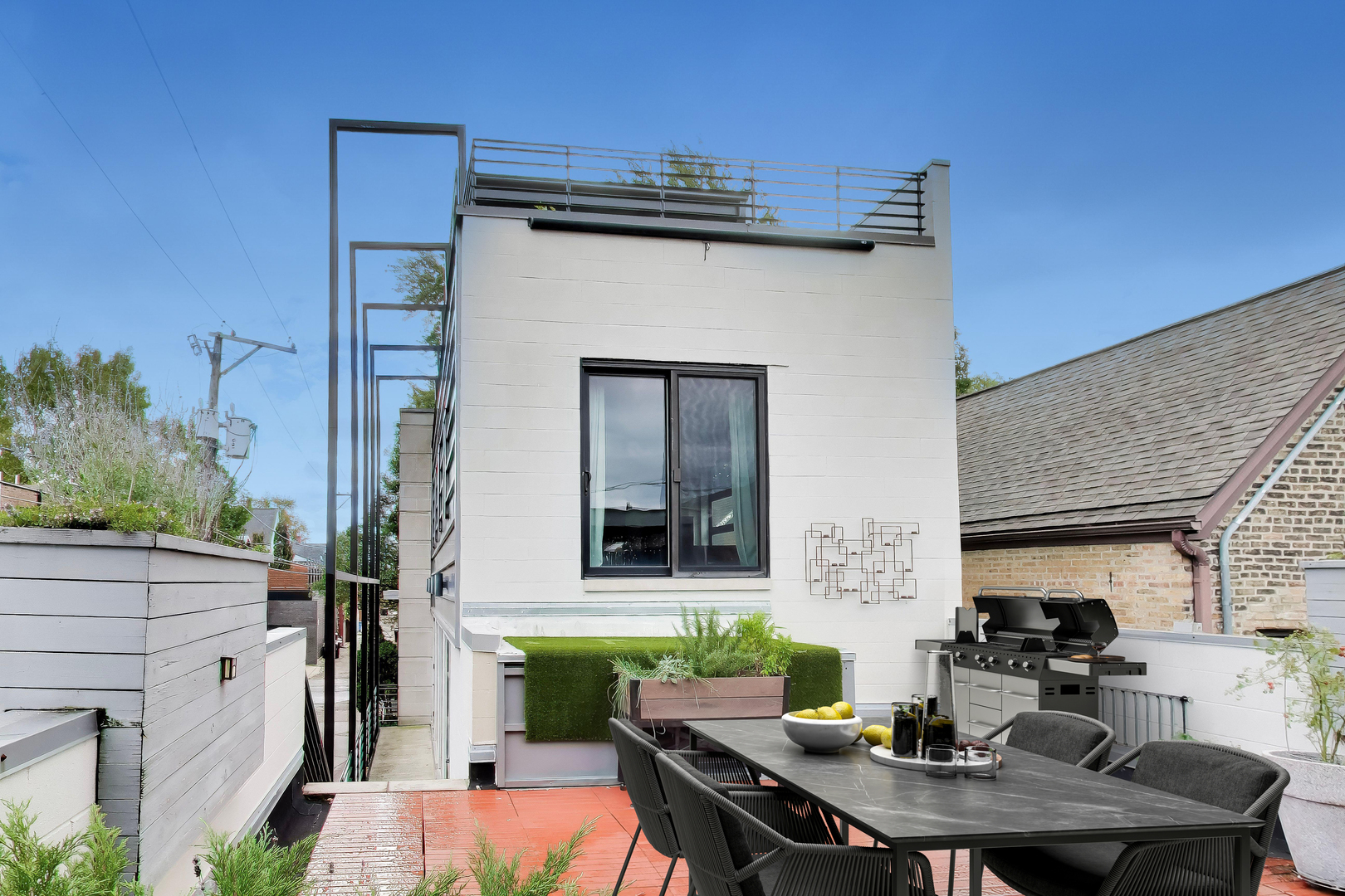 2112 W Dickens Avenue