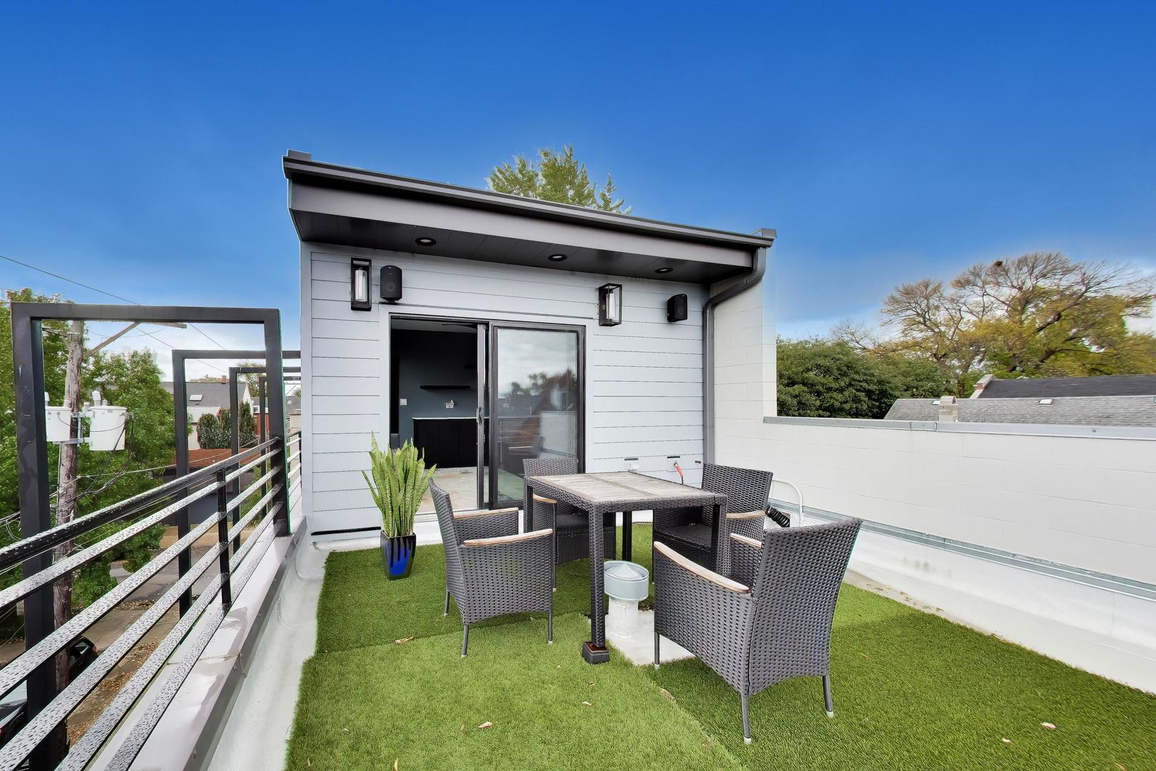 2112 W Dickens Avenue