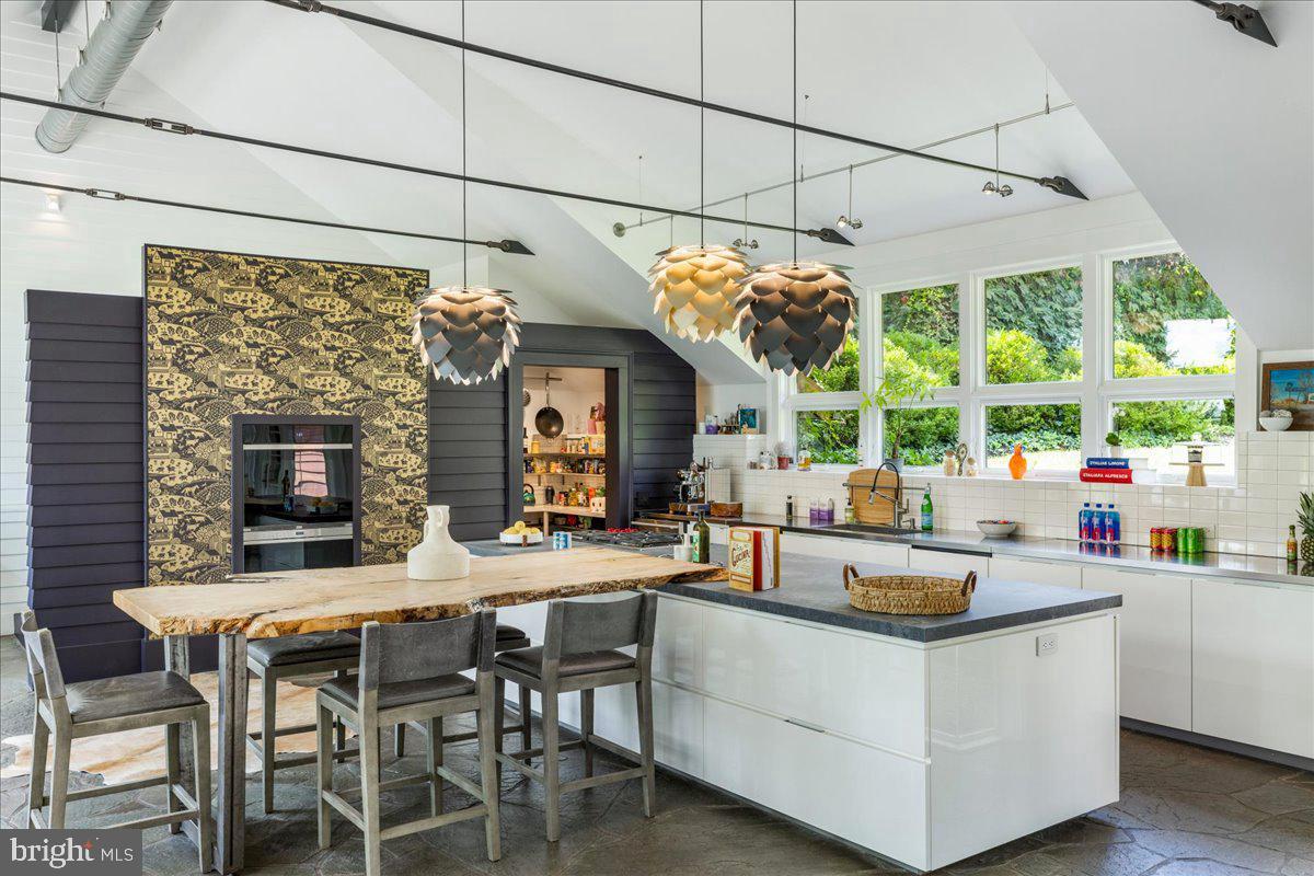 1711 SWEETBRIAR ROAD