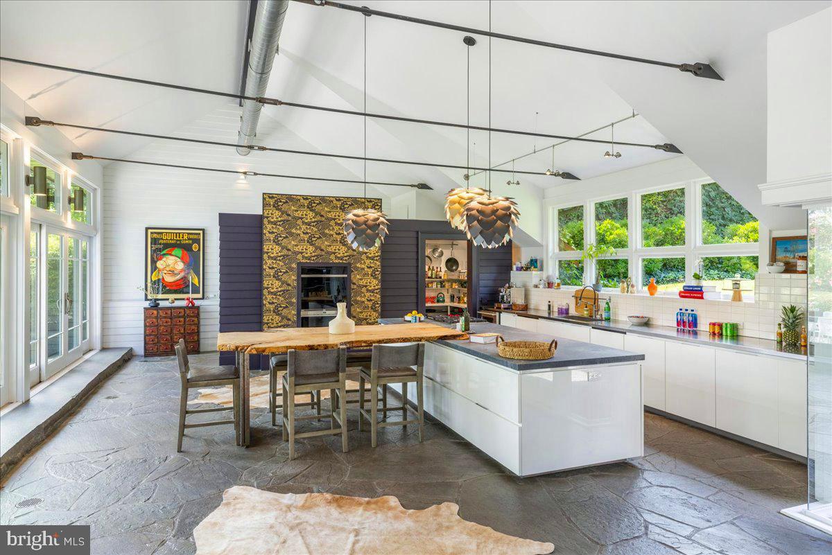 1711 SWEETBRIAR ROAD