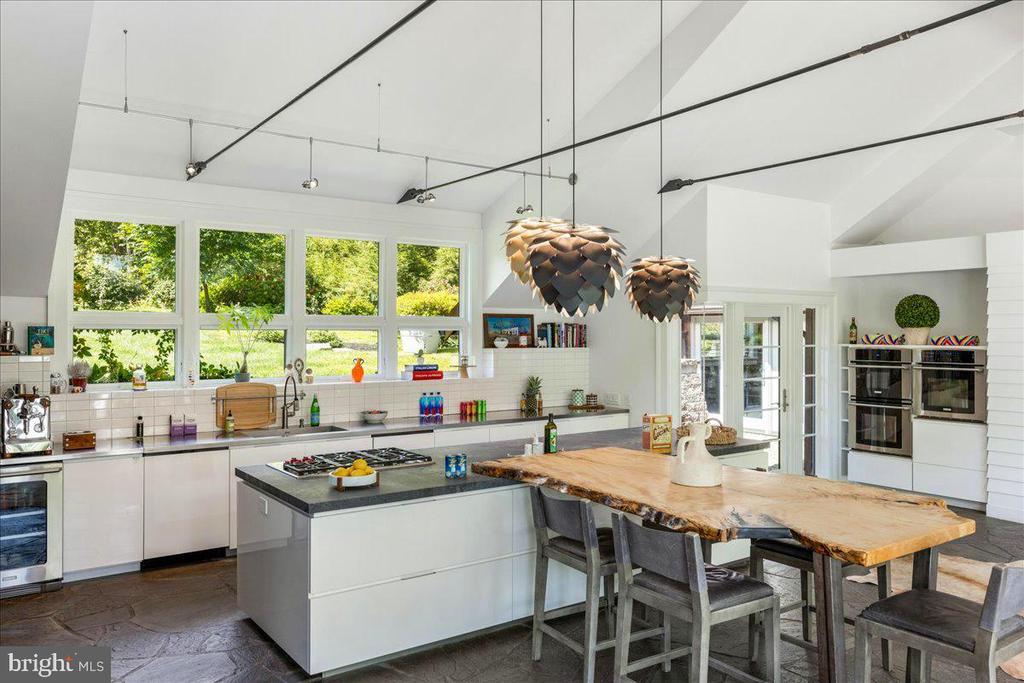 1711 SWEETBRIAR ROAD