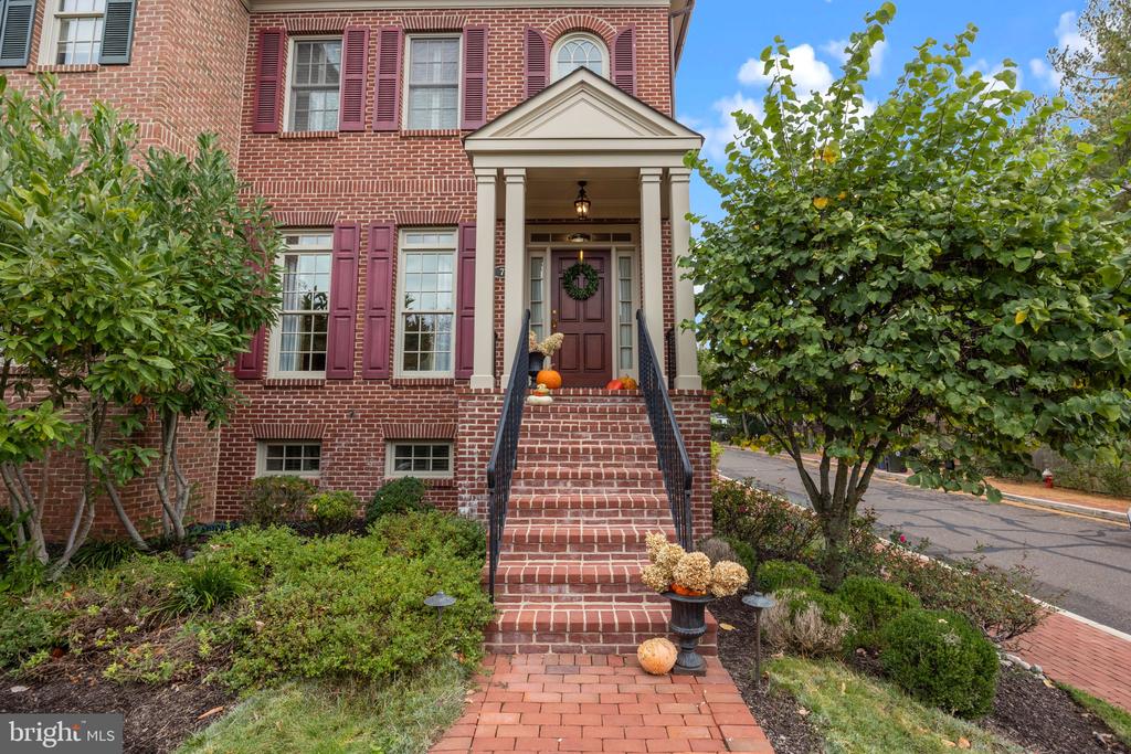 7 DUNHAM LANE