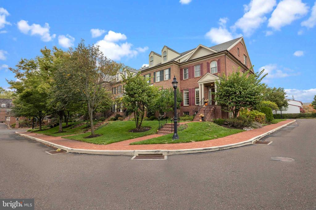 7 DUNHAM LANE