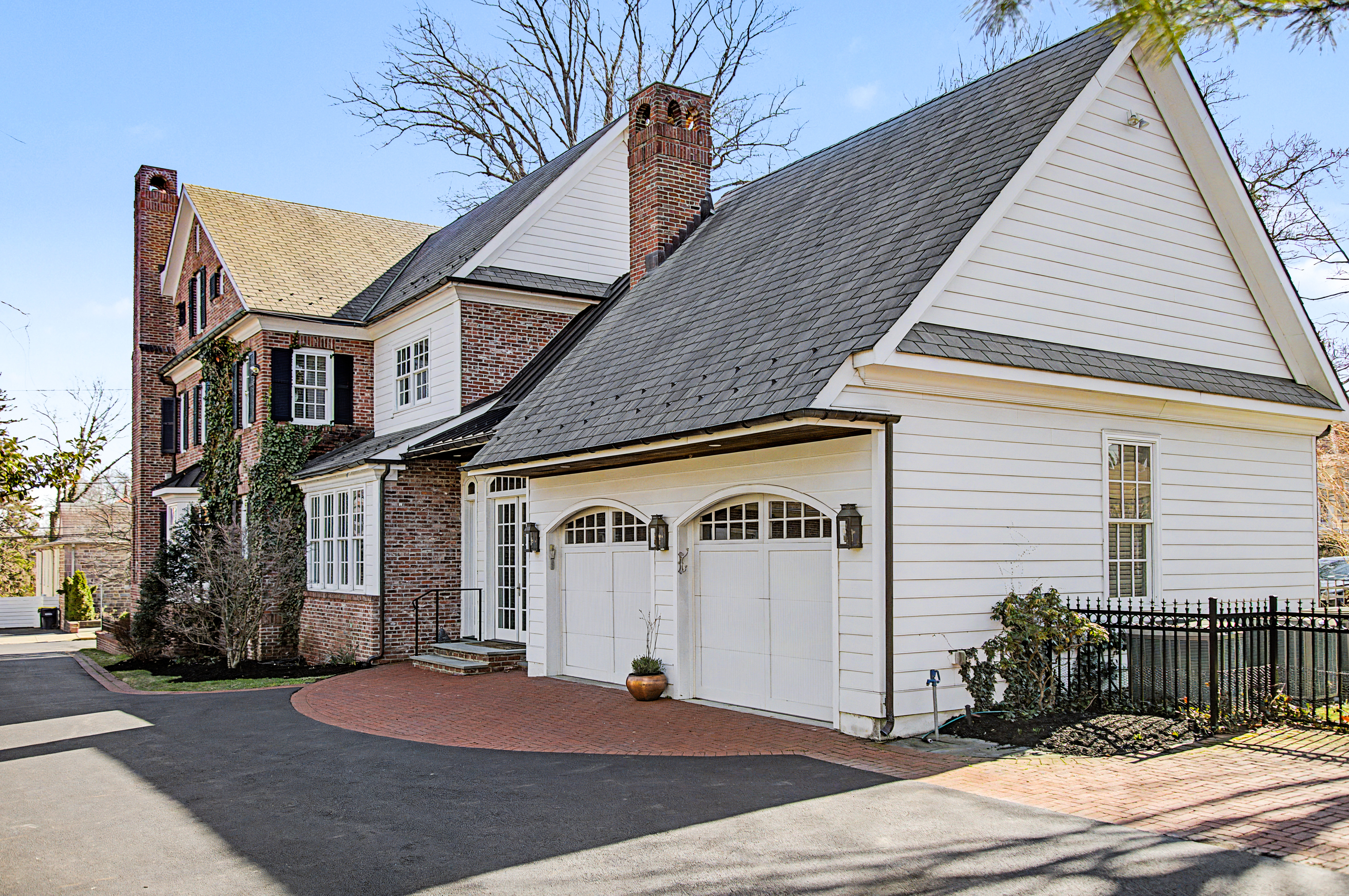 85 East Oakland Avenue 