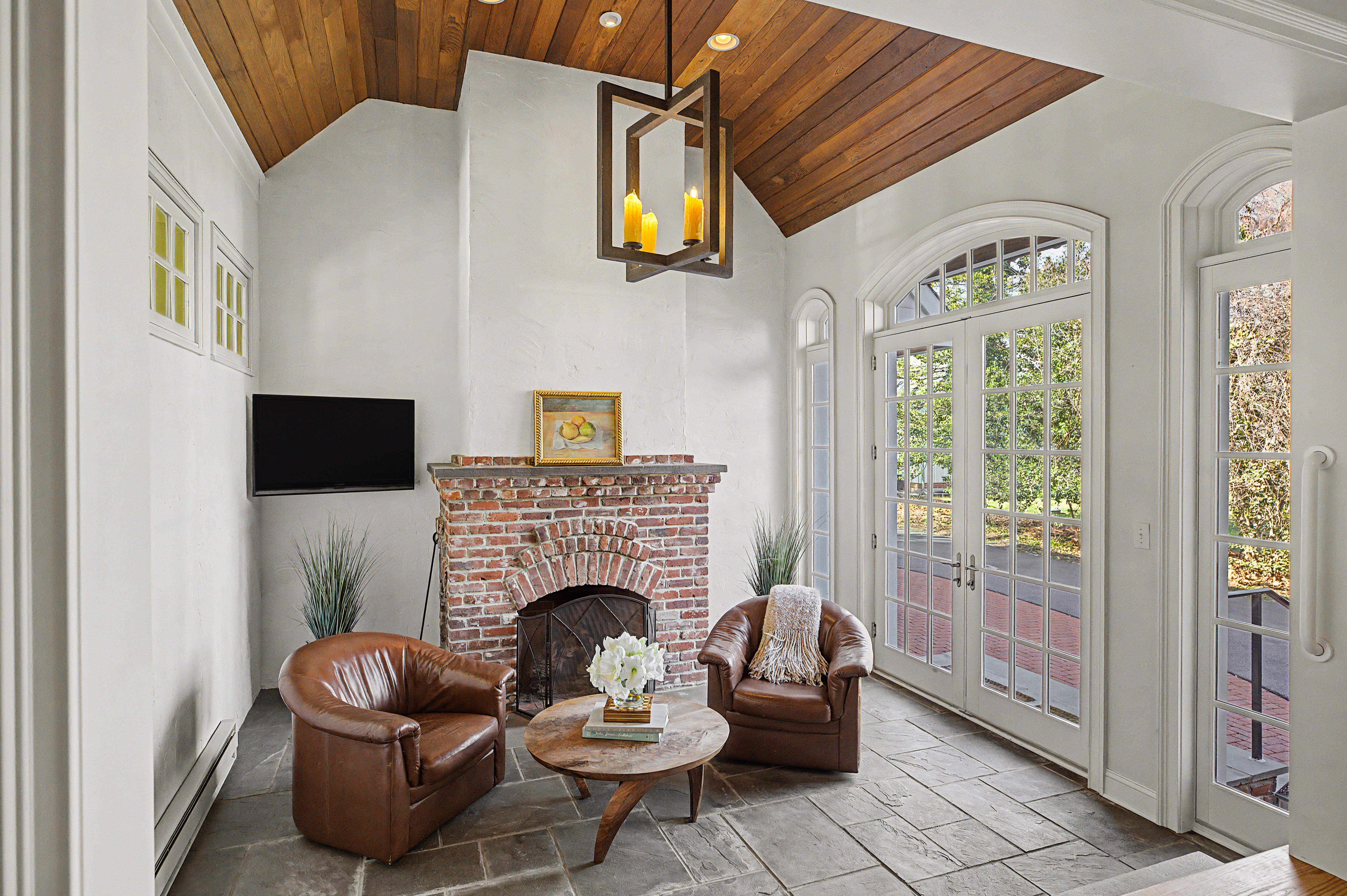 85 East Oakland Avenue 