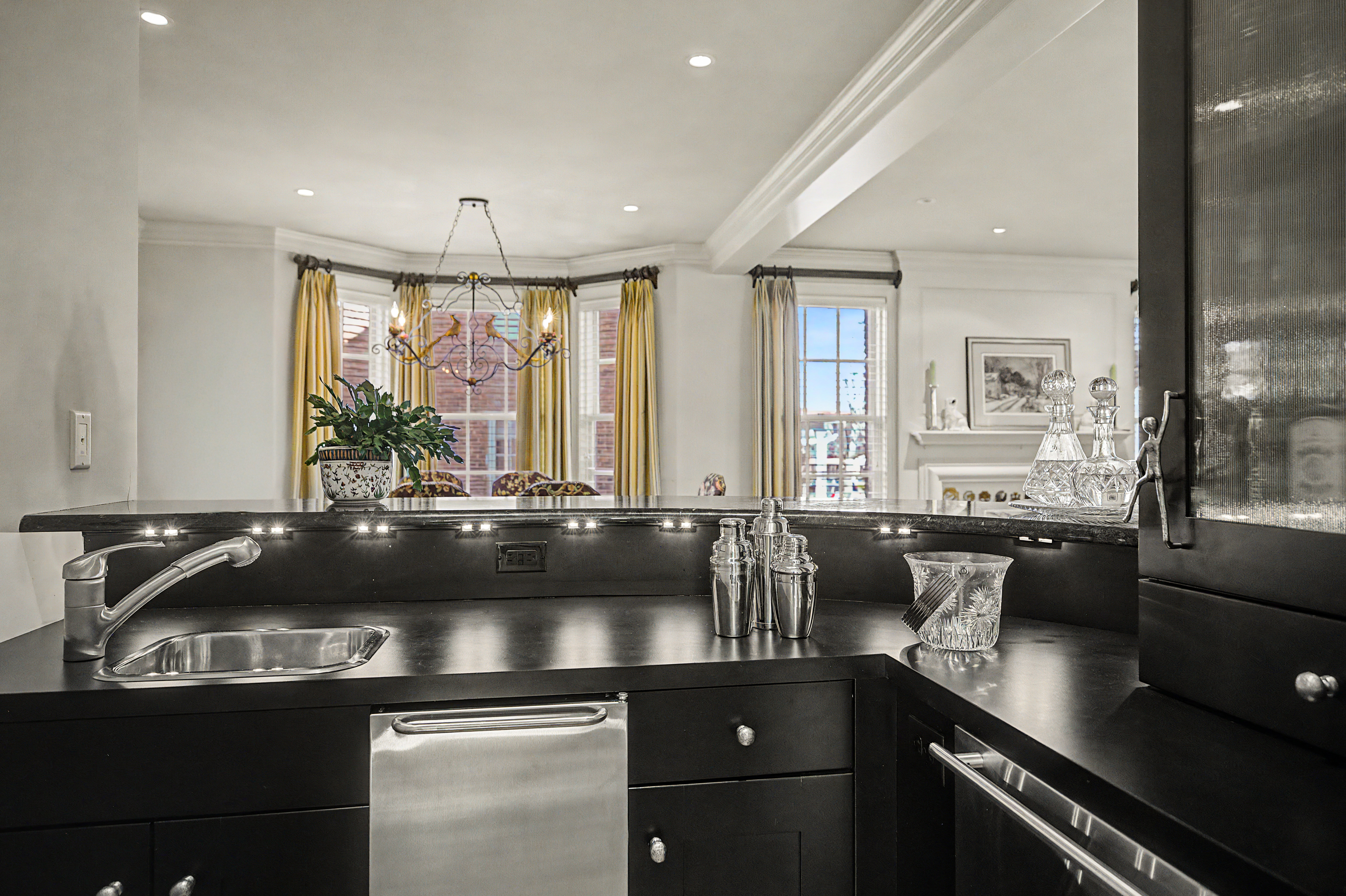 85 East Oakland Avenue 