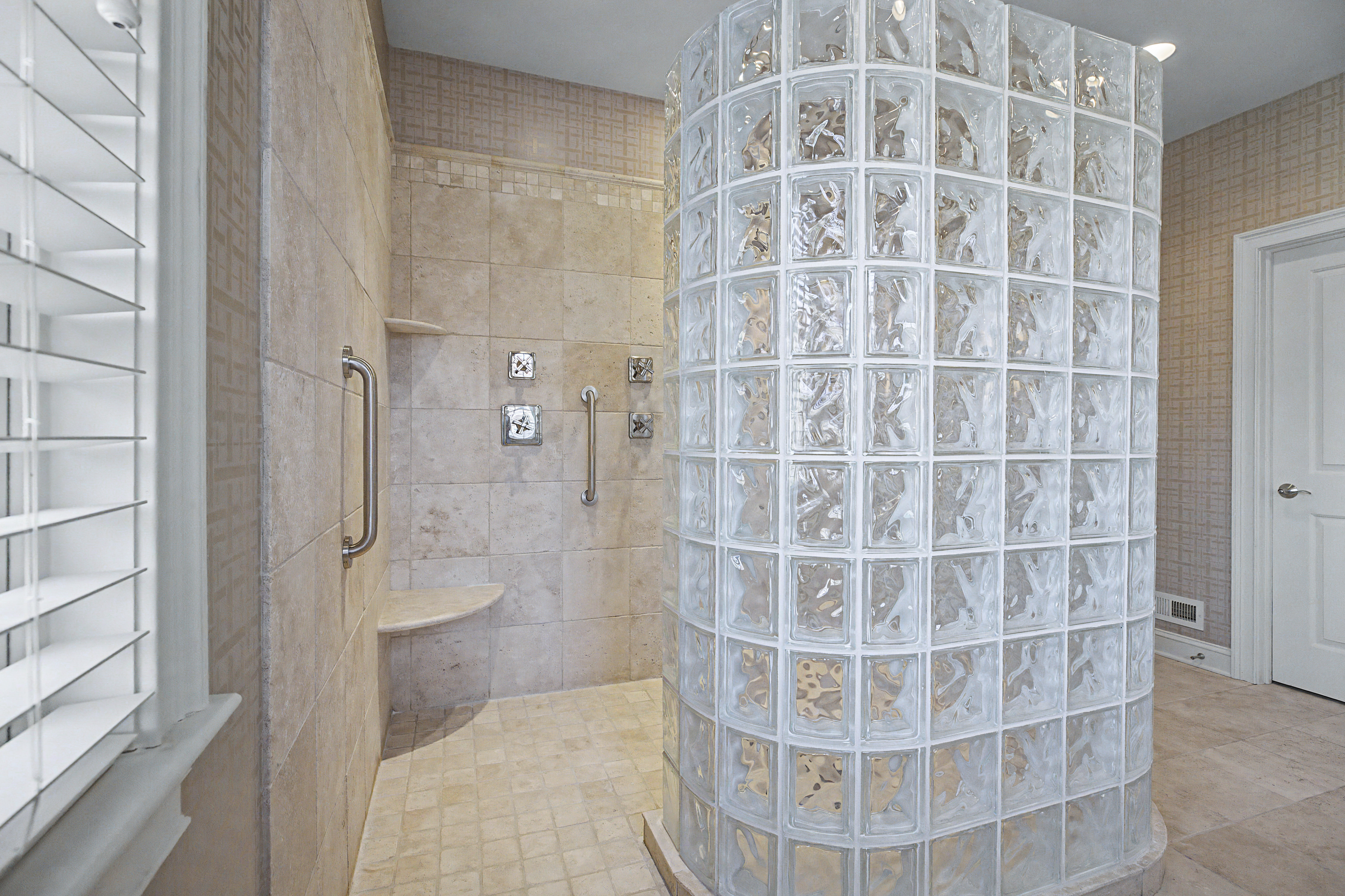 85 East Oakland Avenue 