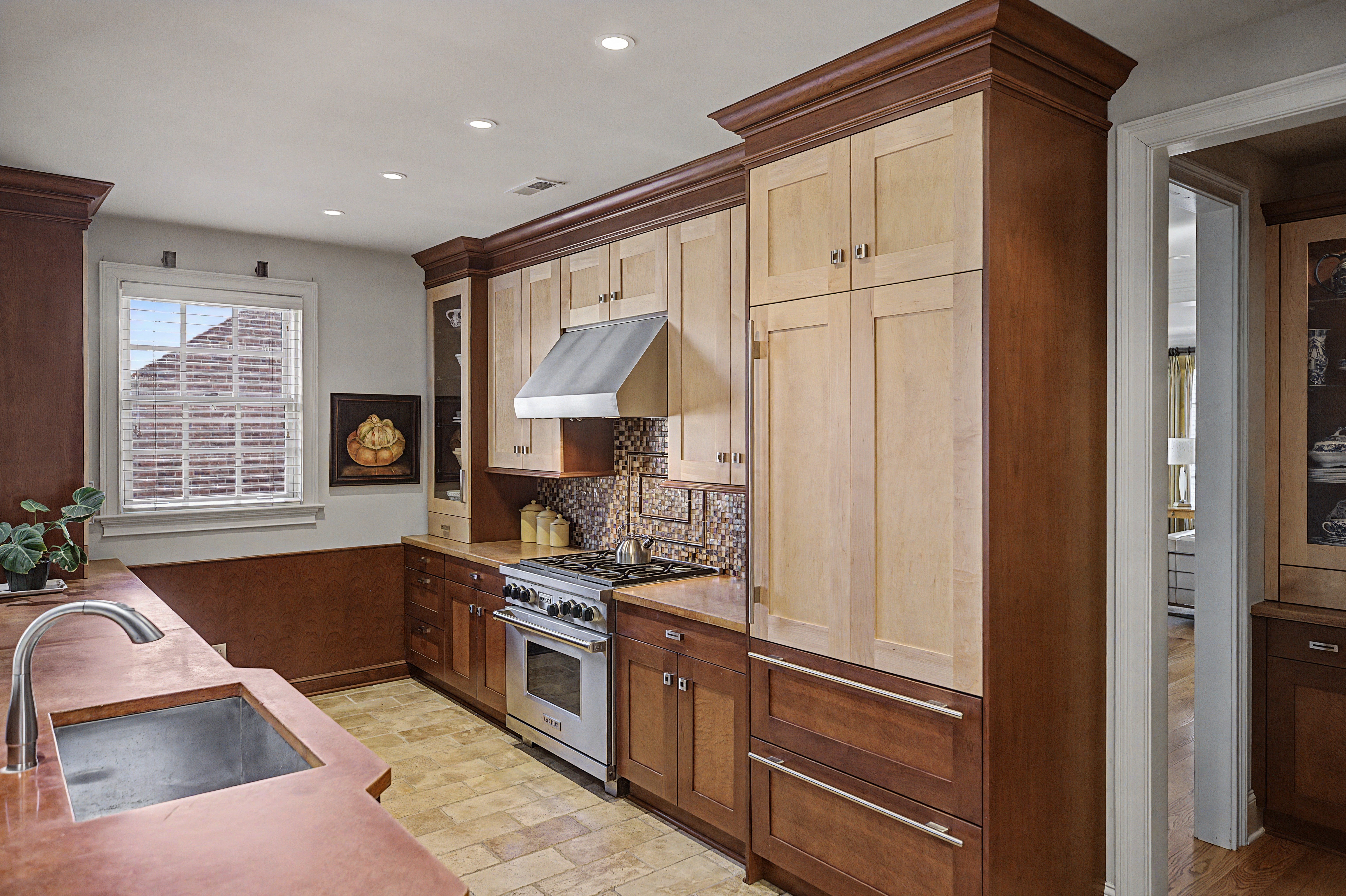 85 East Oakland Avenue 