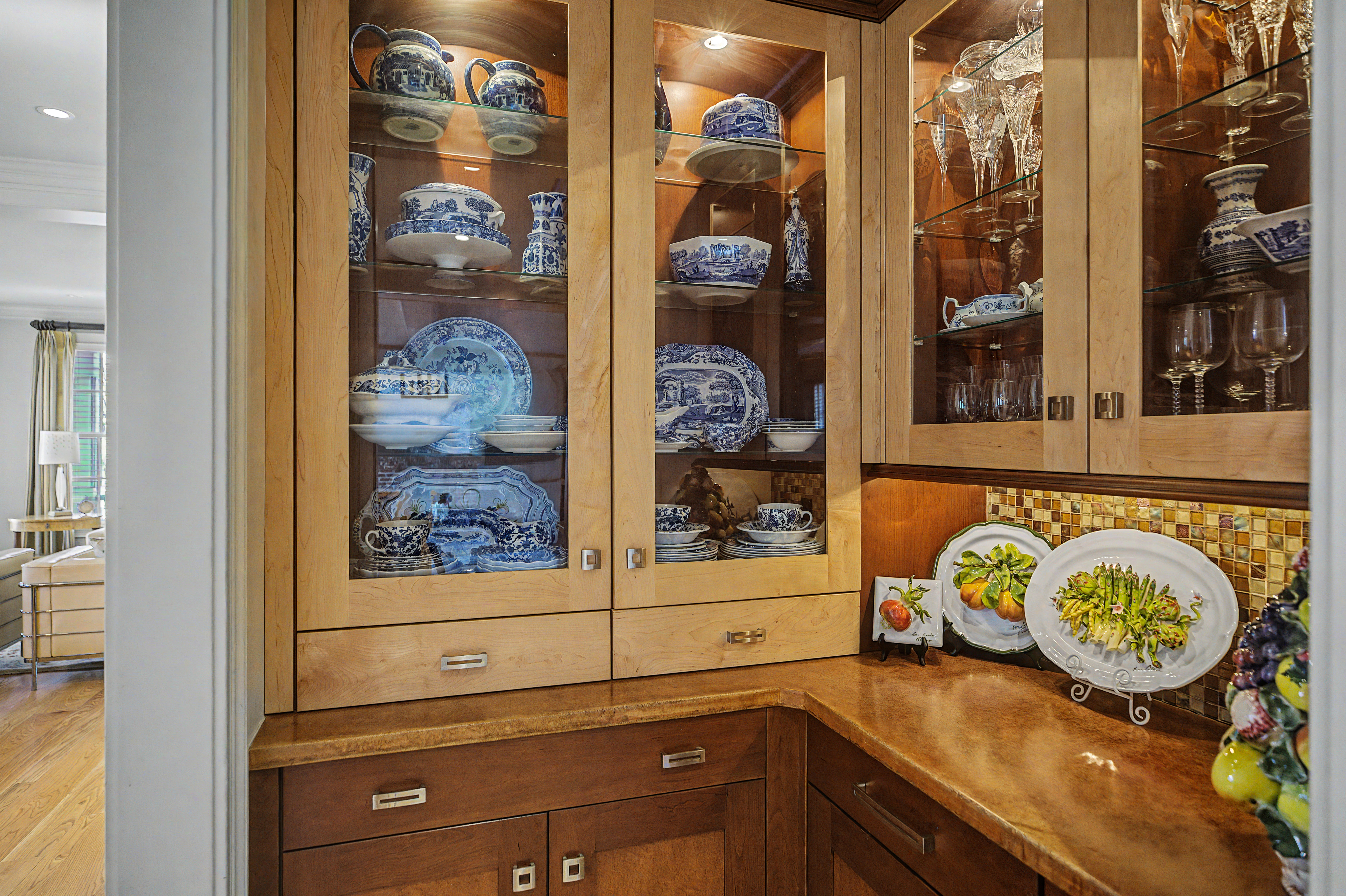 85 East Oakland Avenue 