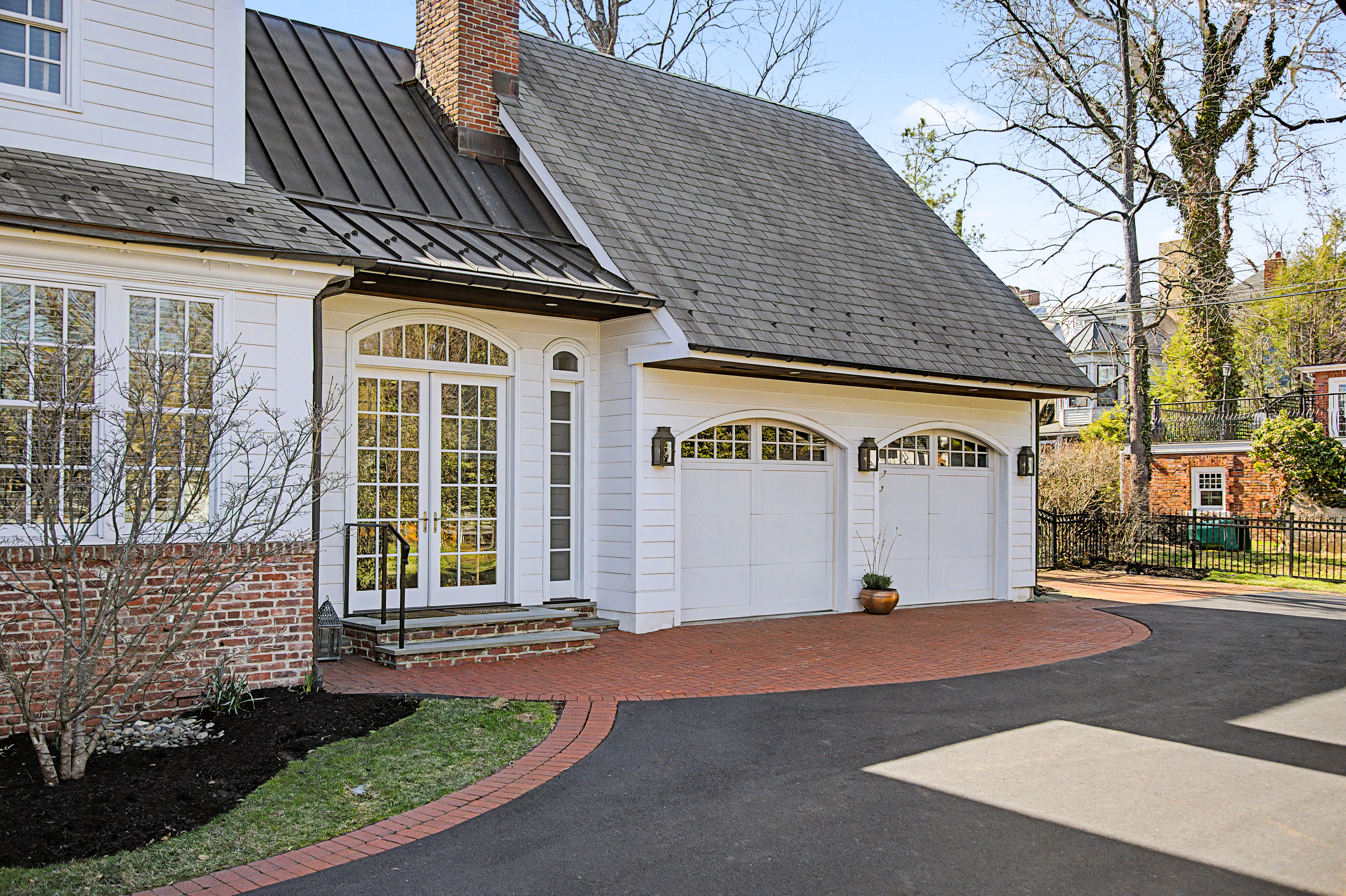 85 East Oakland Avenue 