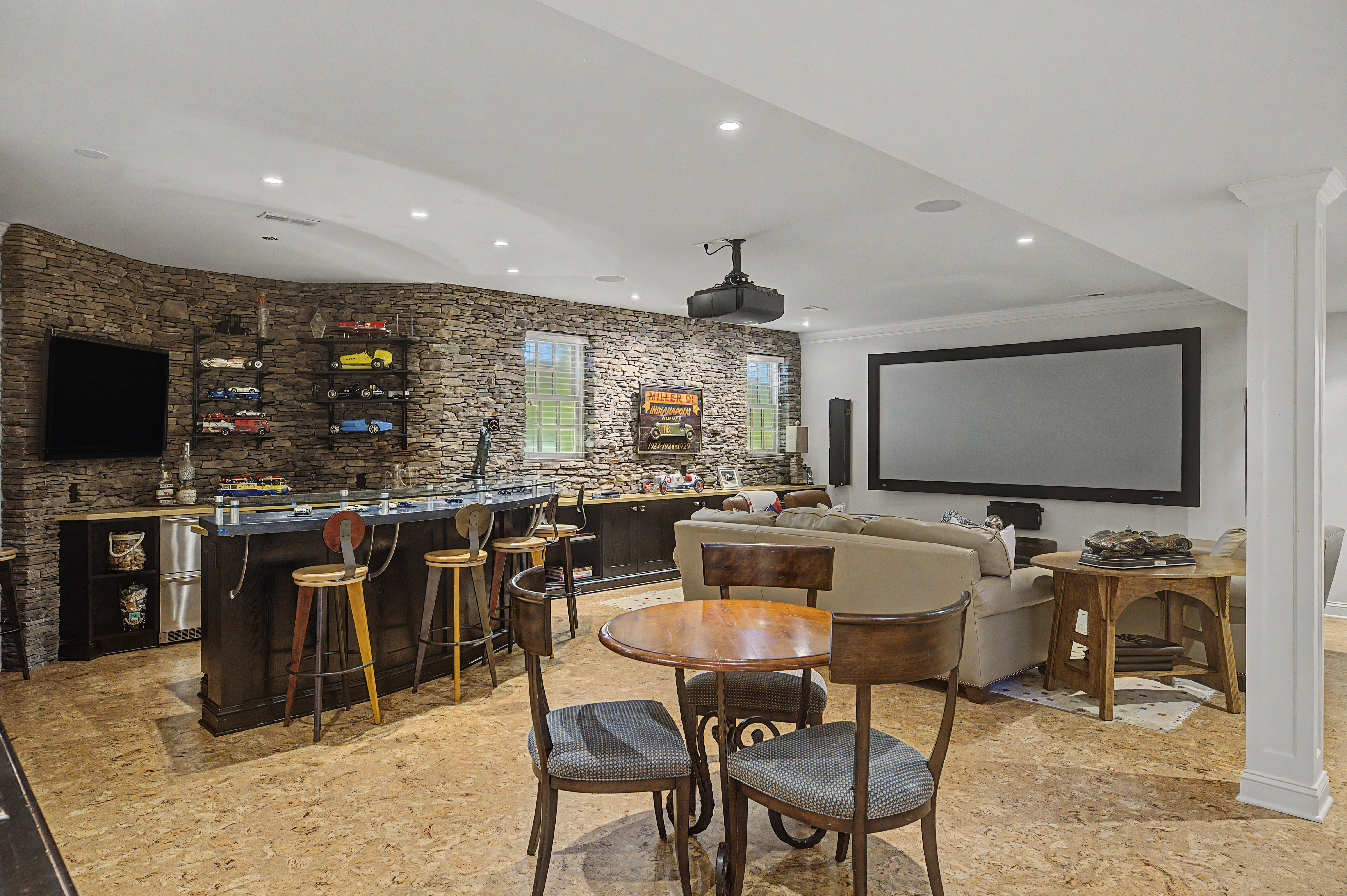 85 East Oakland Avenue 