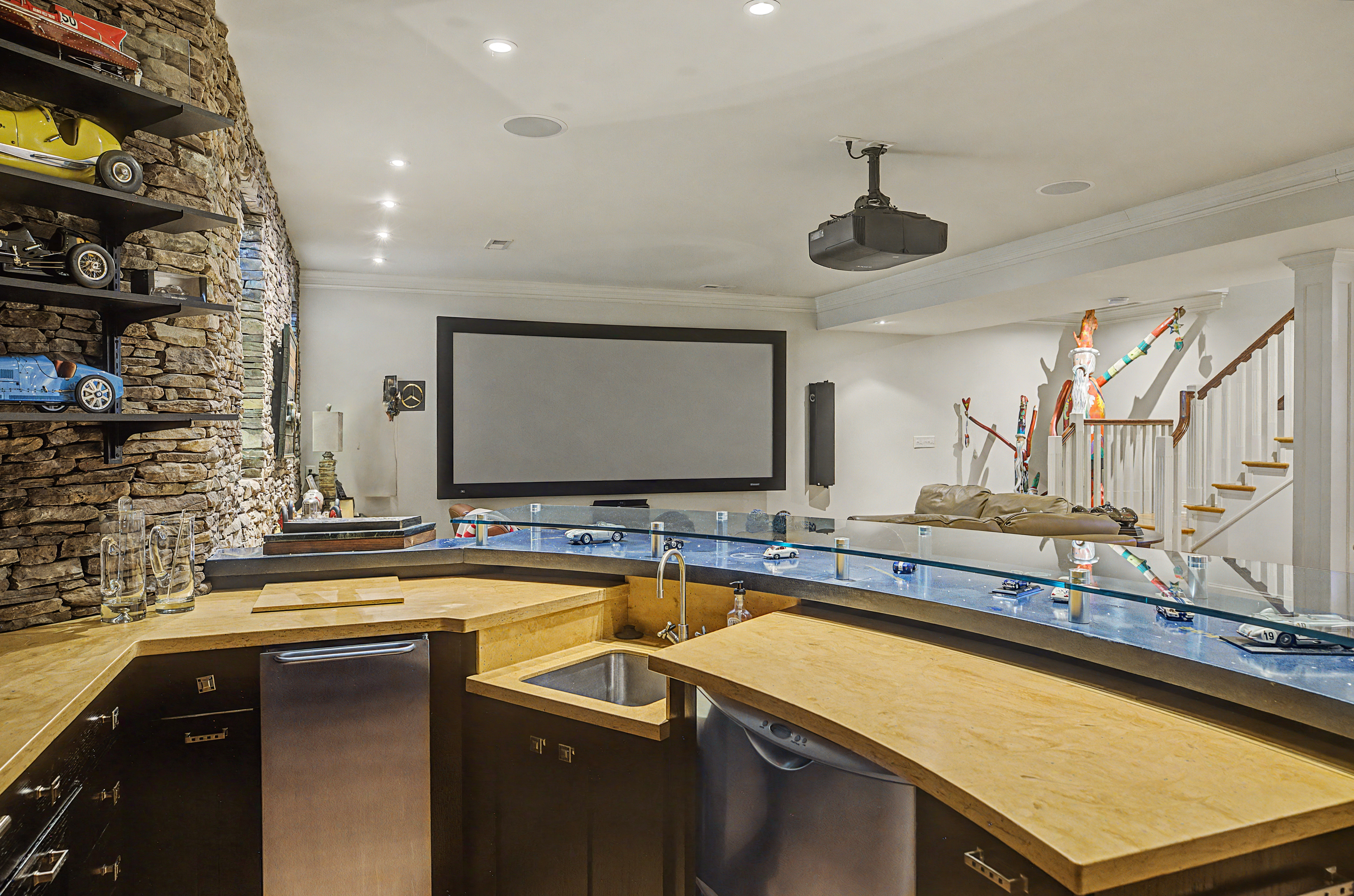 85 East Oakland Avenue 