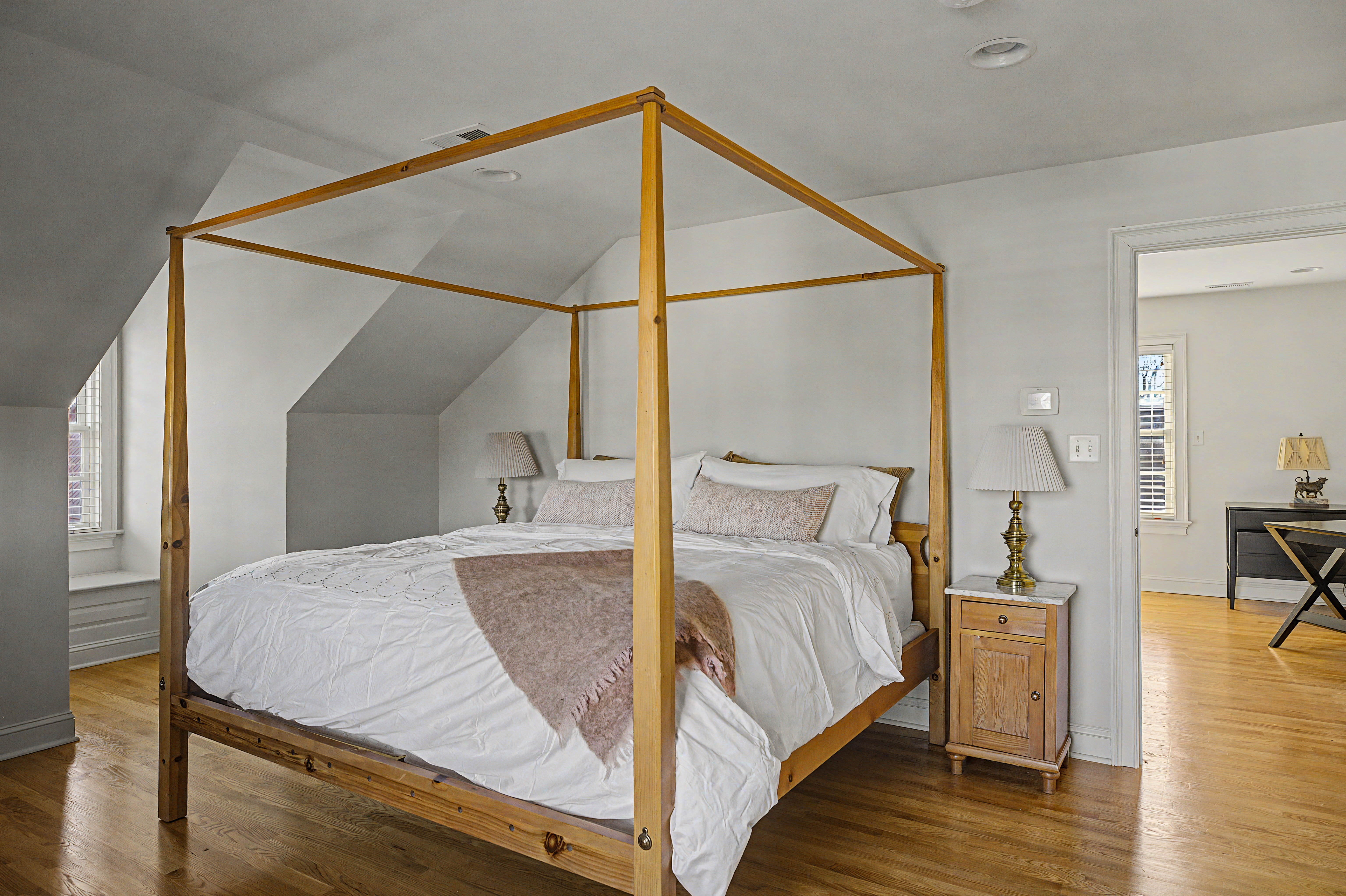 85 East Oakland Avenue 