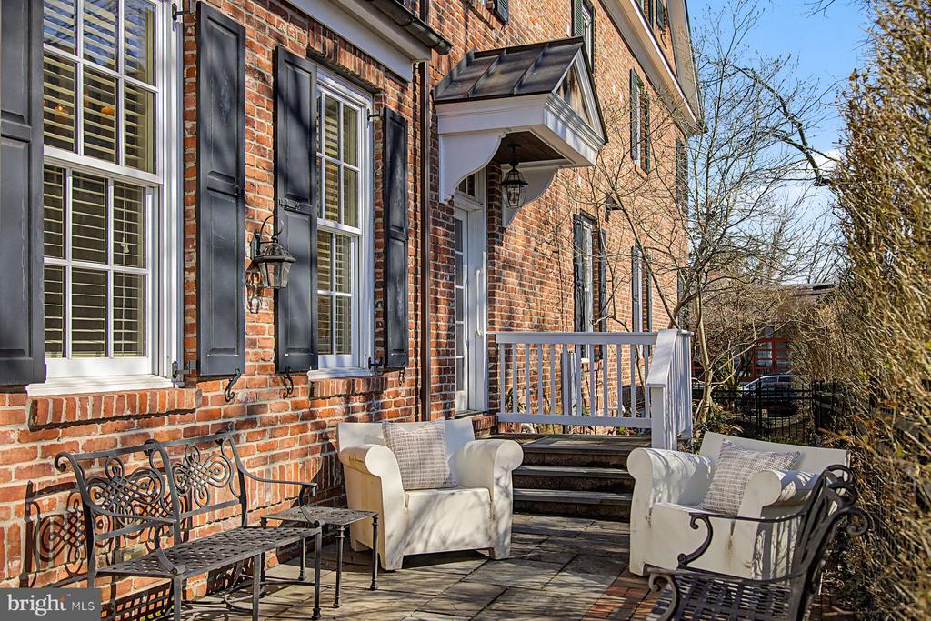 85 E OAKLAND AVENUE