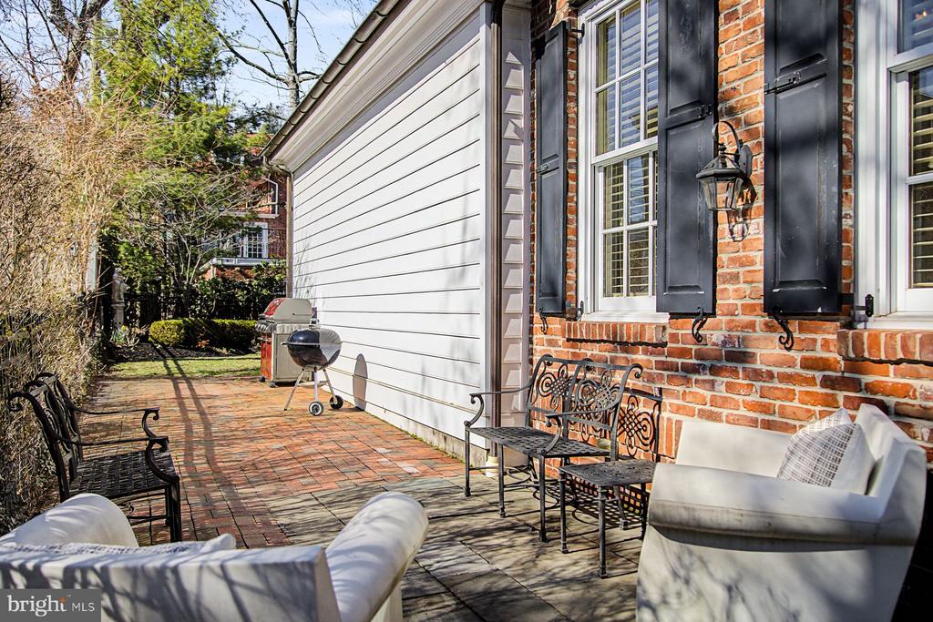 85 E OAKLAND AVENUE