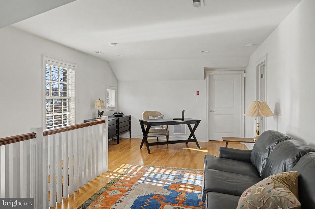85 E OAKLAND AVENUE