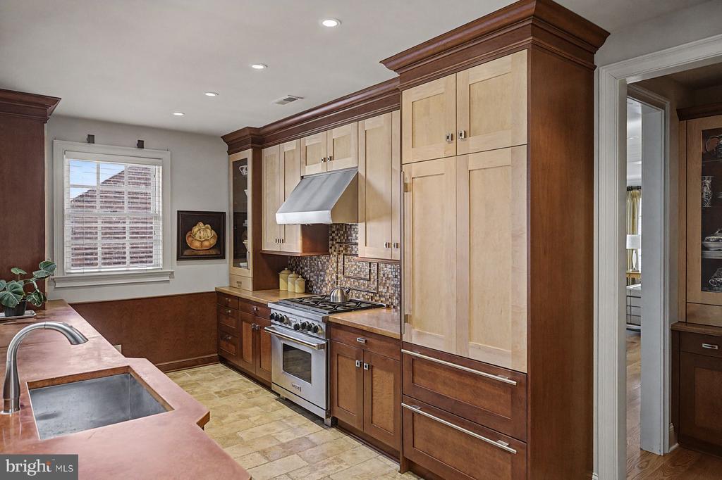 85 E OAKLAND AVENUE
