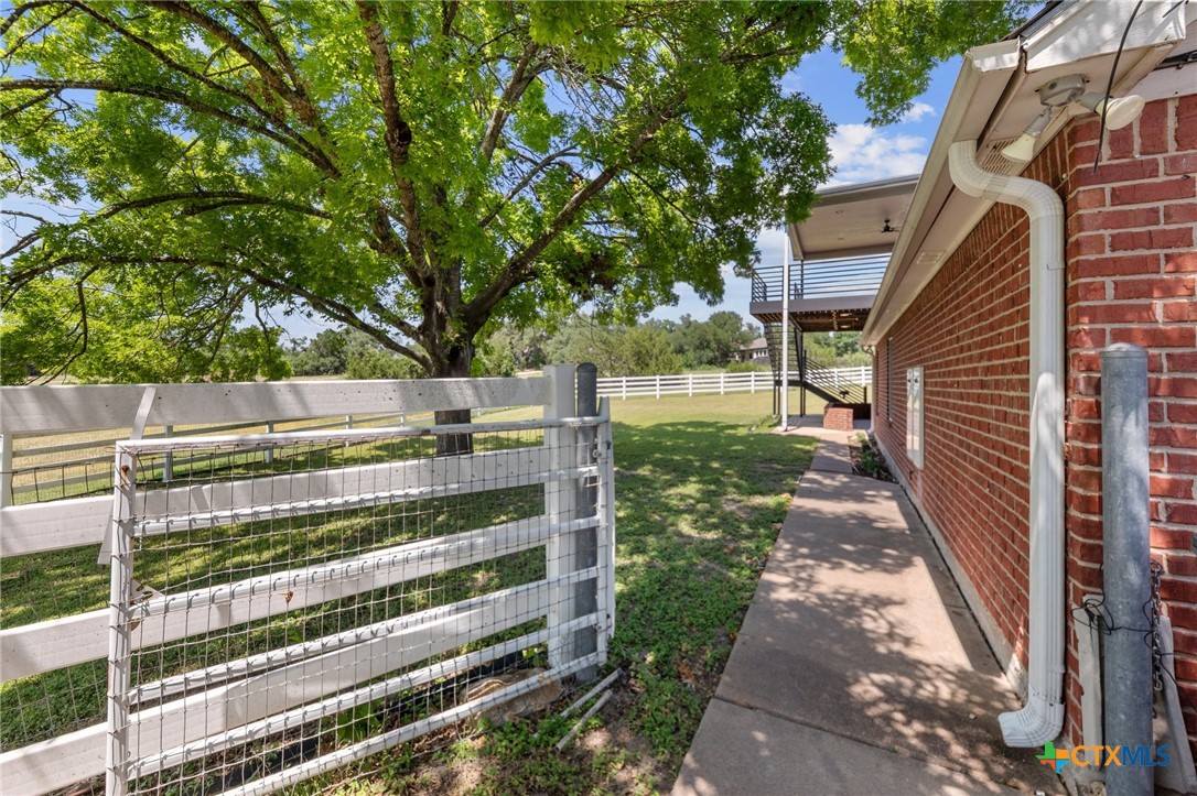 1546 West FM 93 Highway 207
