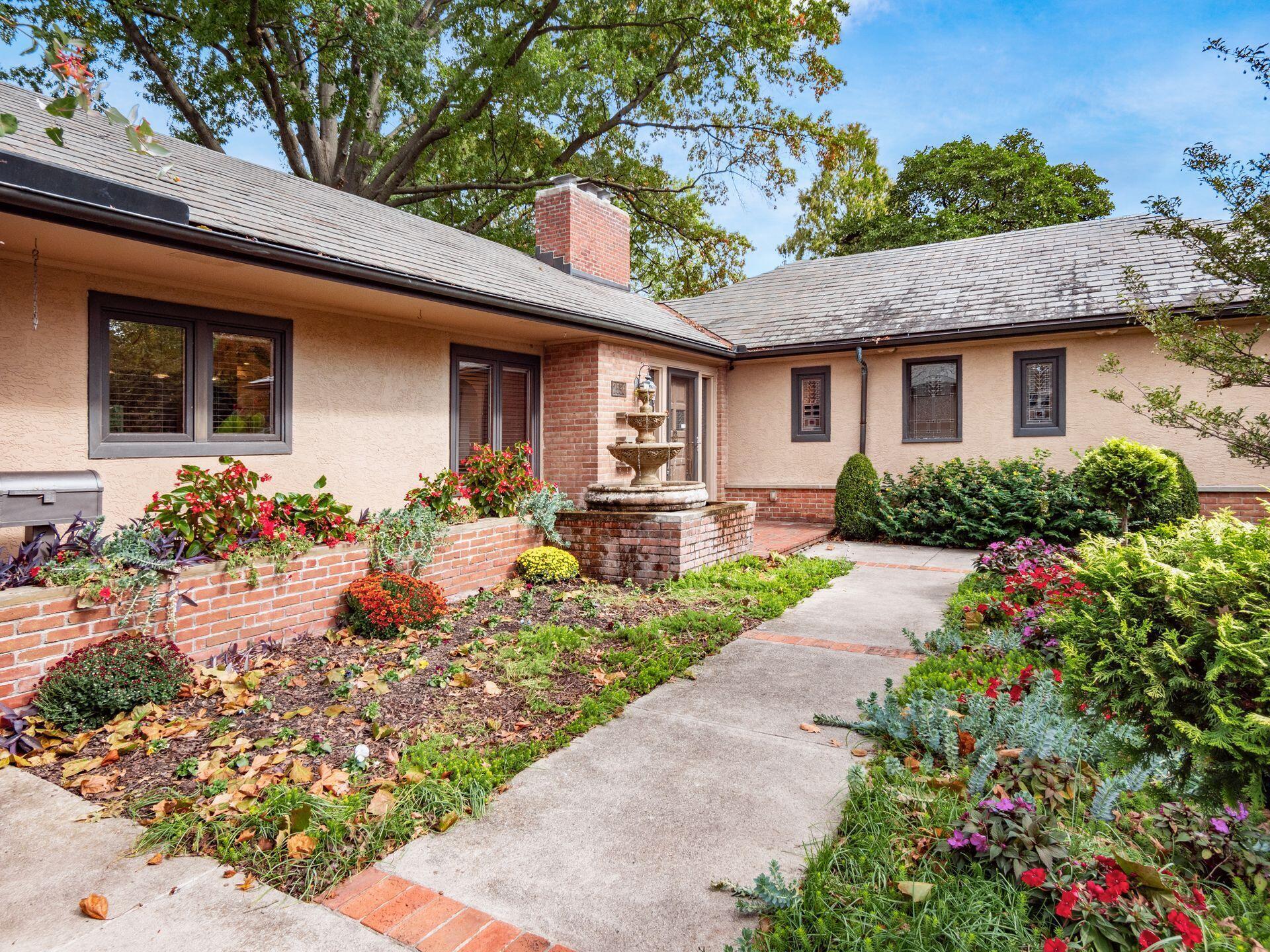 2536 Canterbury Road