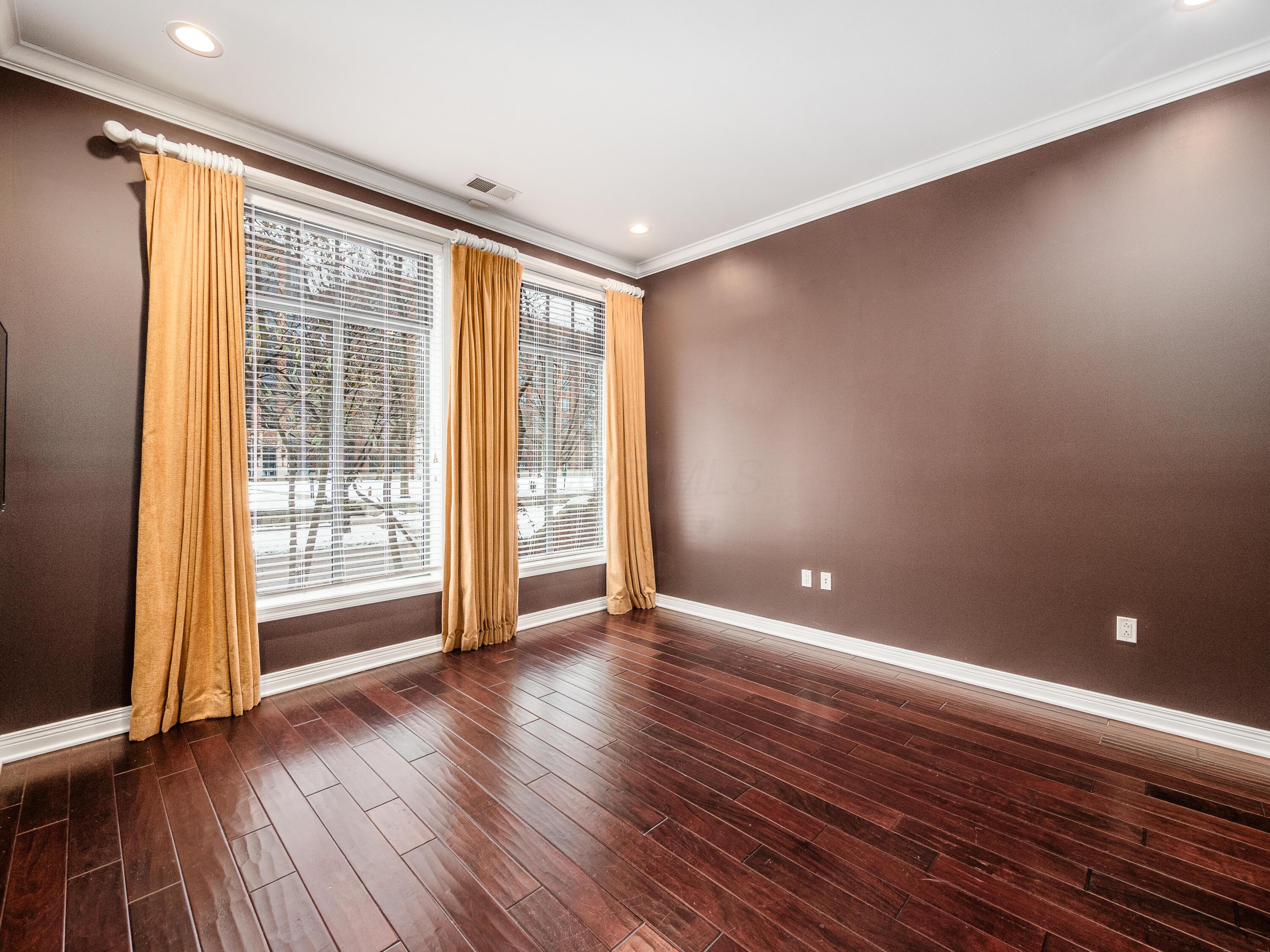 250 Daniel Burnham Square, 251