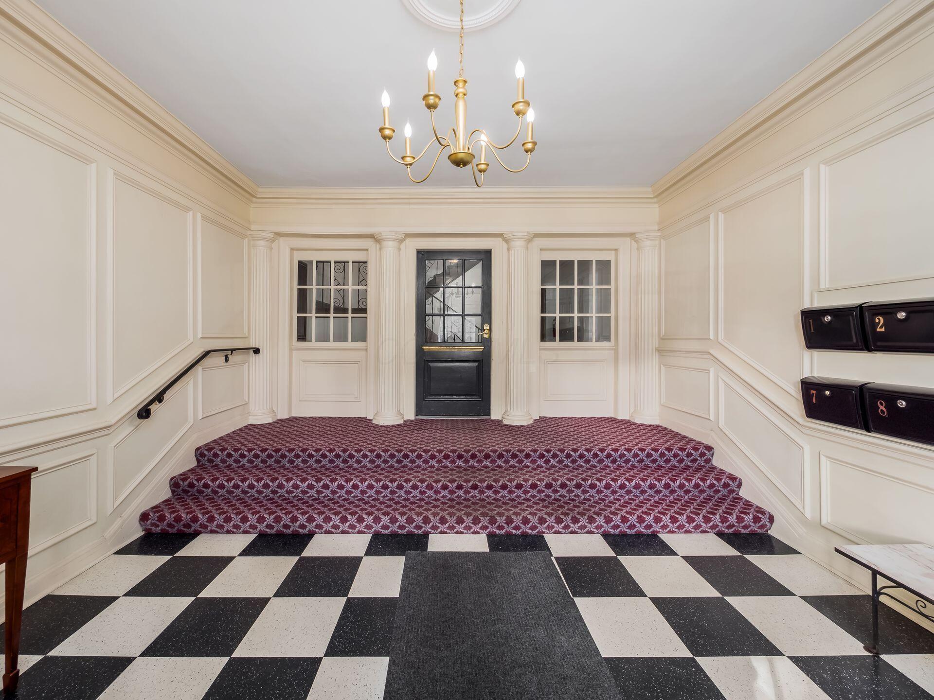 2121 Arlington Avenue, 1