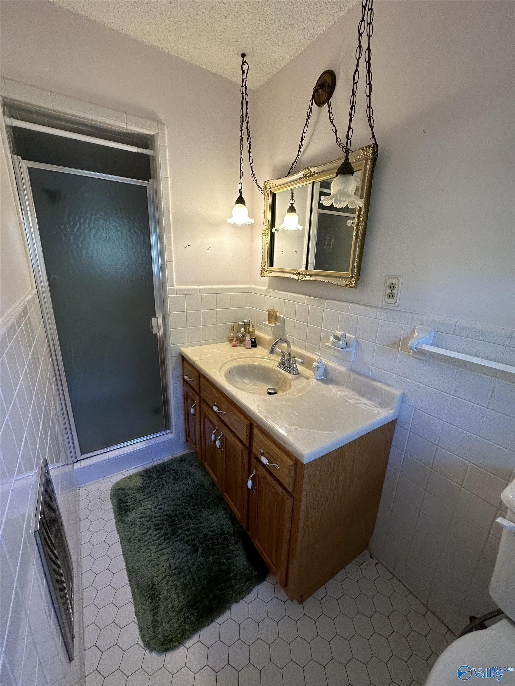 206 Skidmore Drive NW