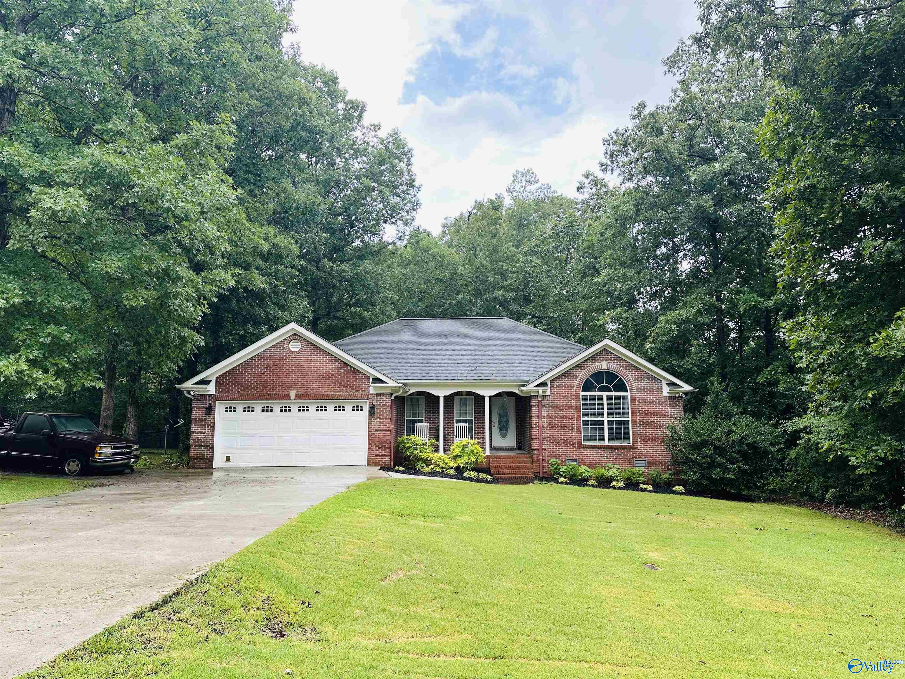 406 Sandstone Drive SE