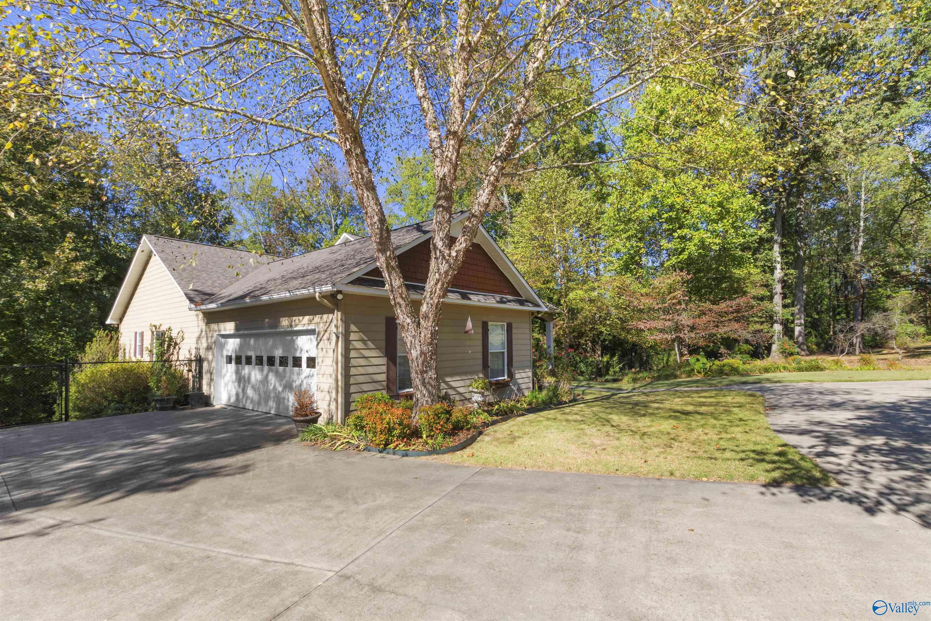 1033 Edgewood Circle