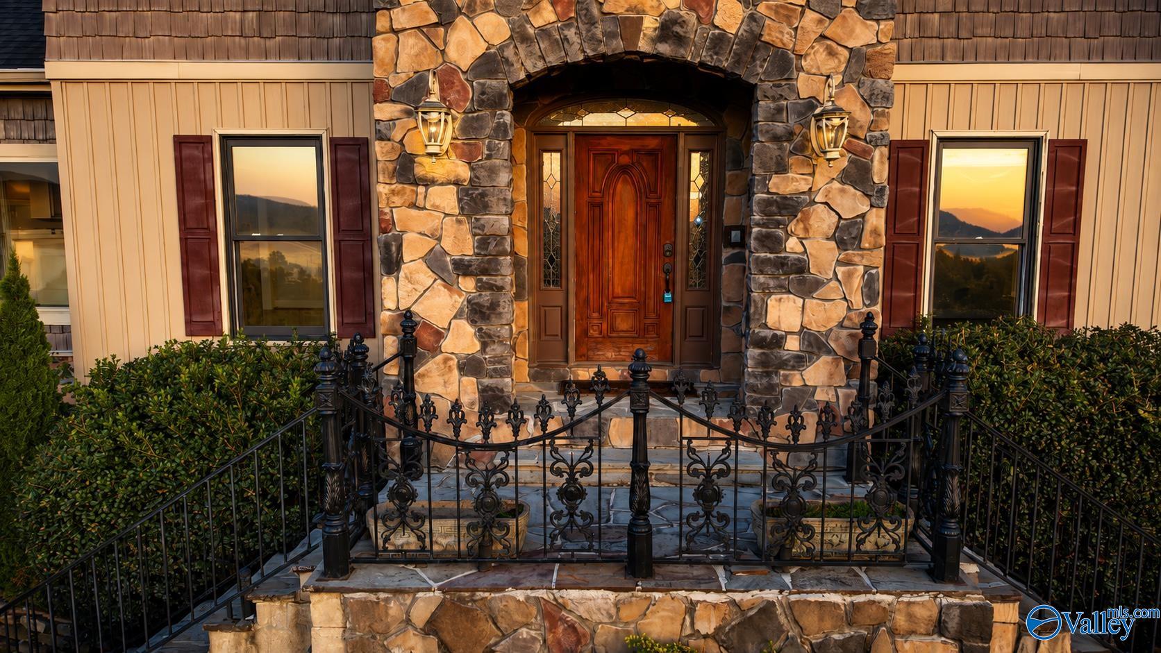 2032 Hualapai Lane