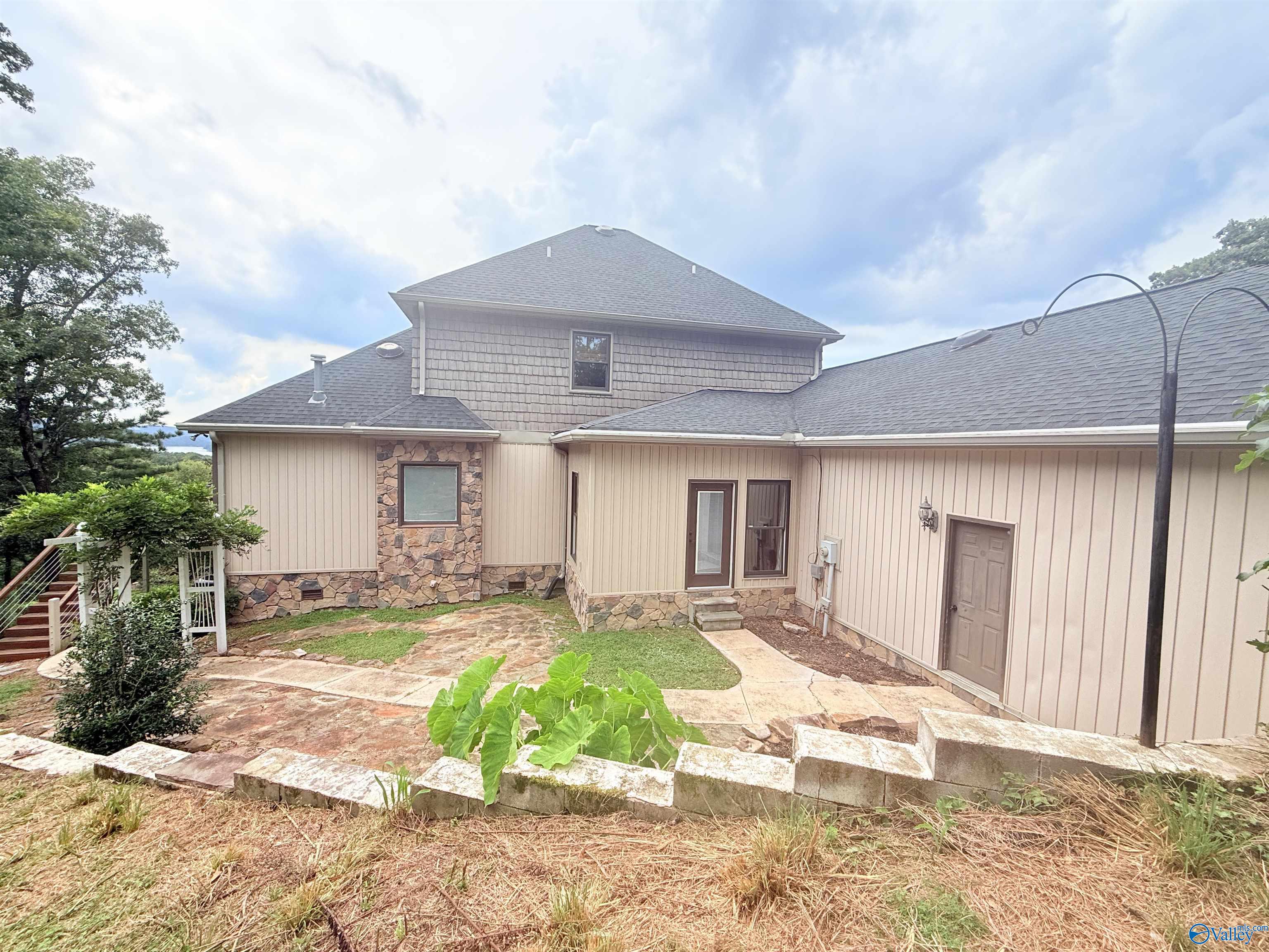 2032 Hualapai Lane