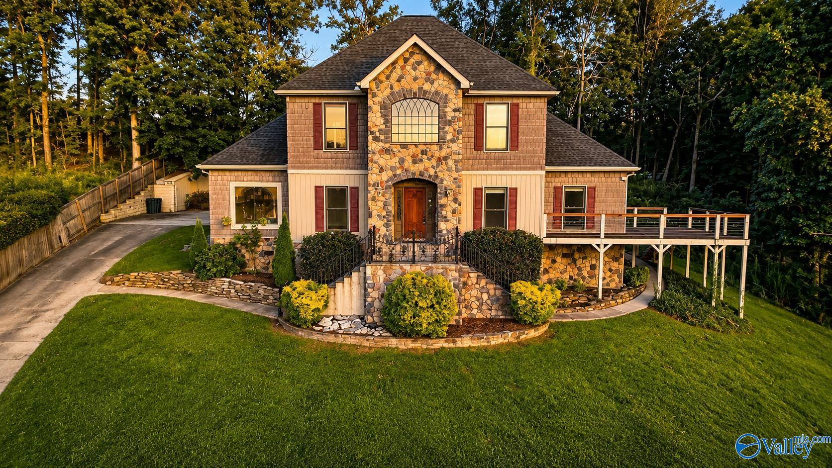 2032 Hualapai Lane