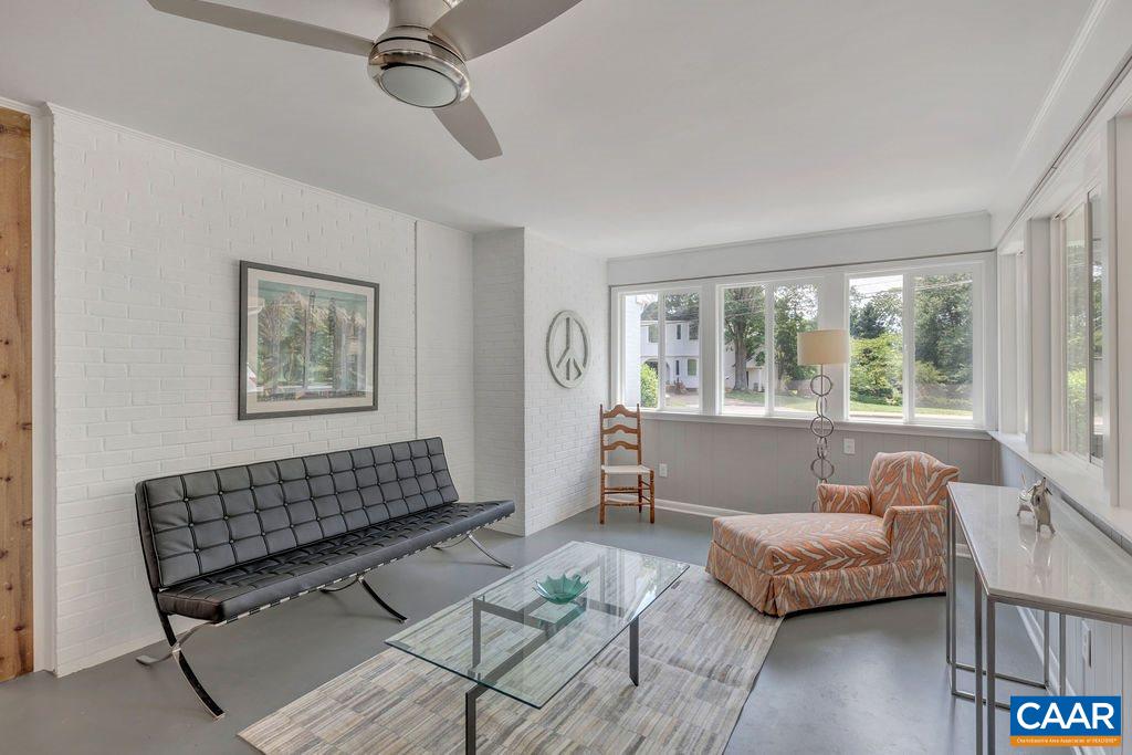 1325 KENWOOD LN