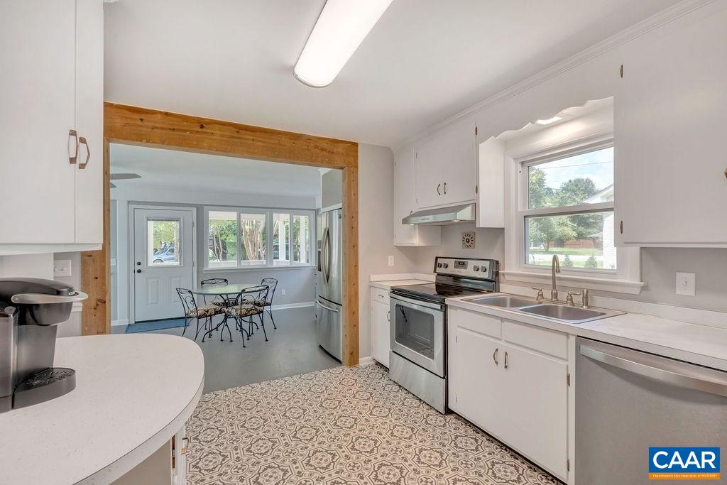 1325 KENWOOD LN
