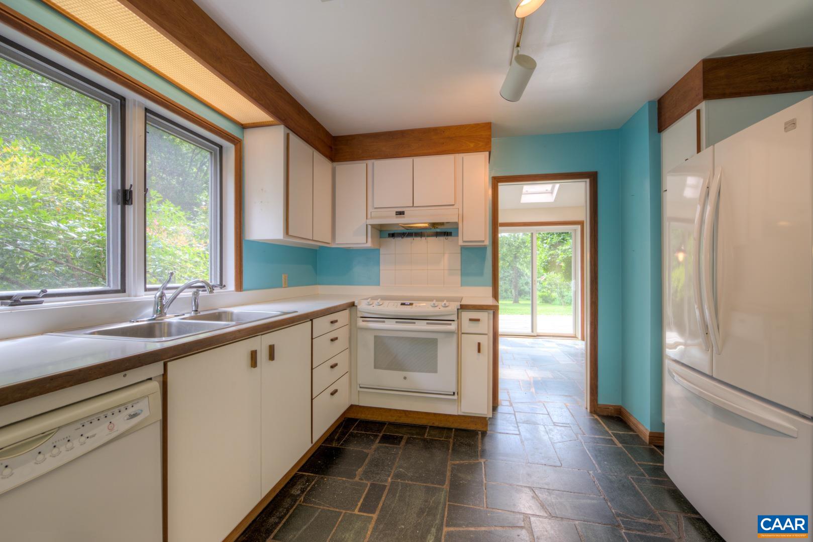 305 CEDAR BLUFF RD