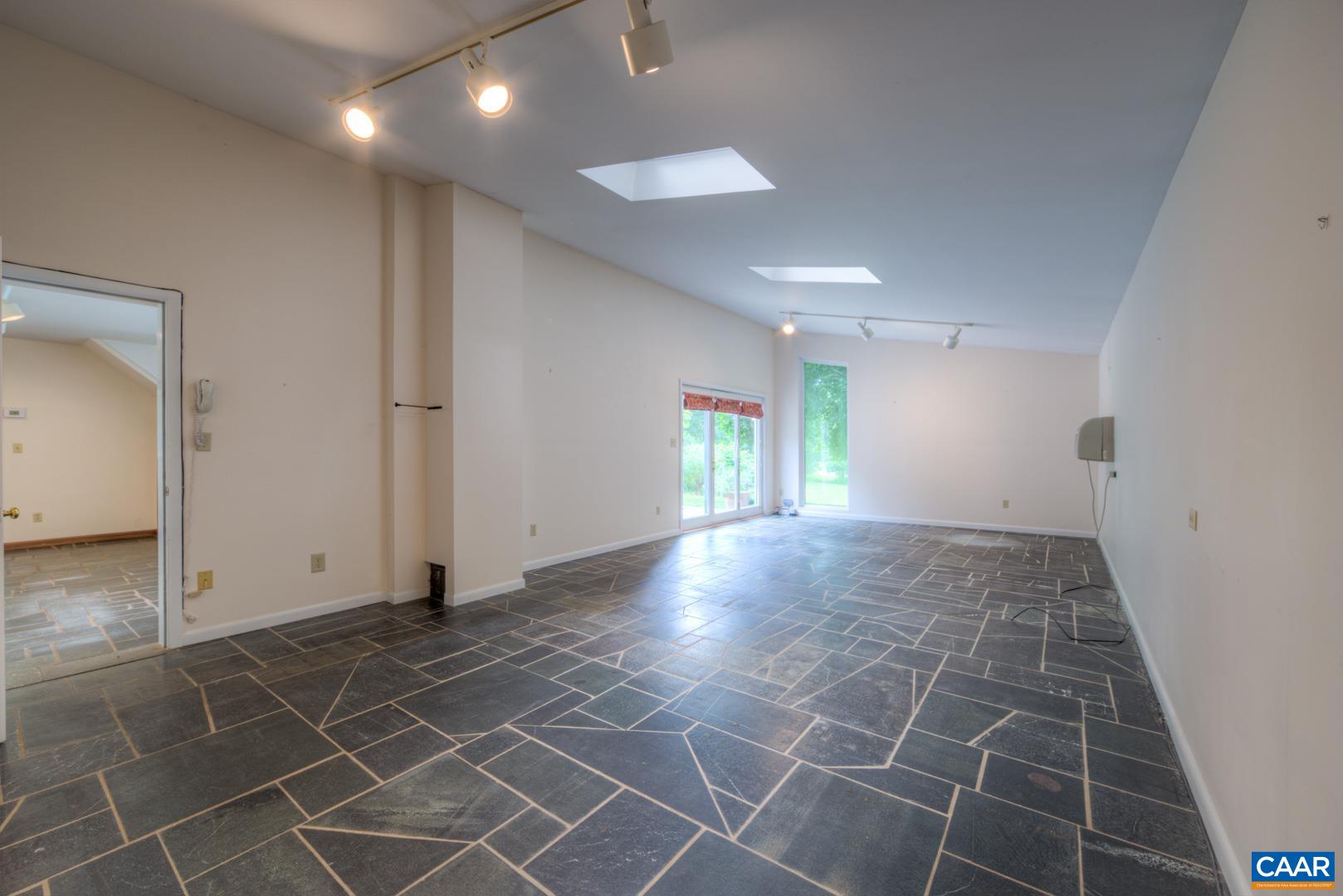 305 CEDAR BLUFF RD