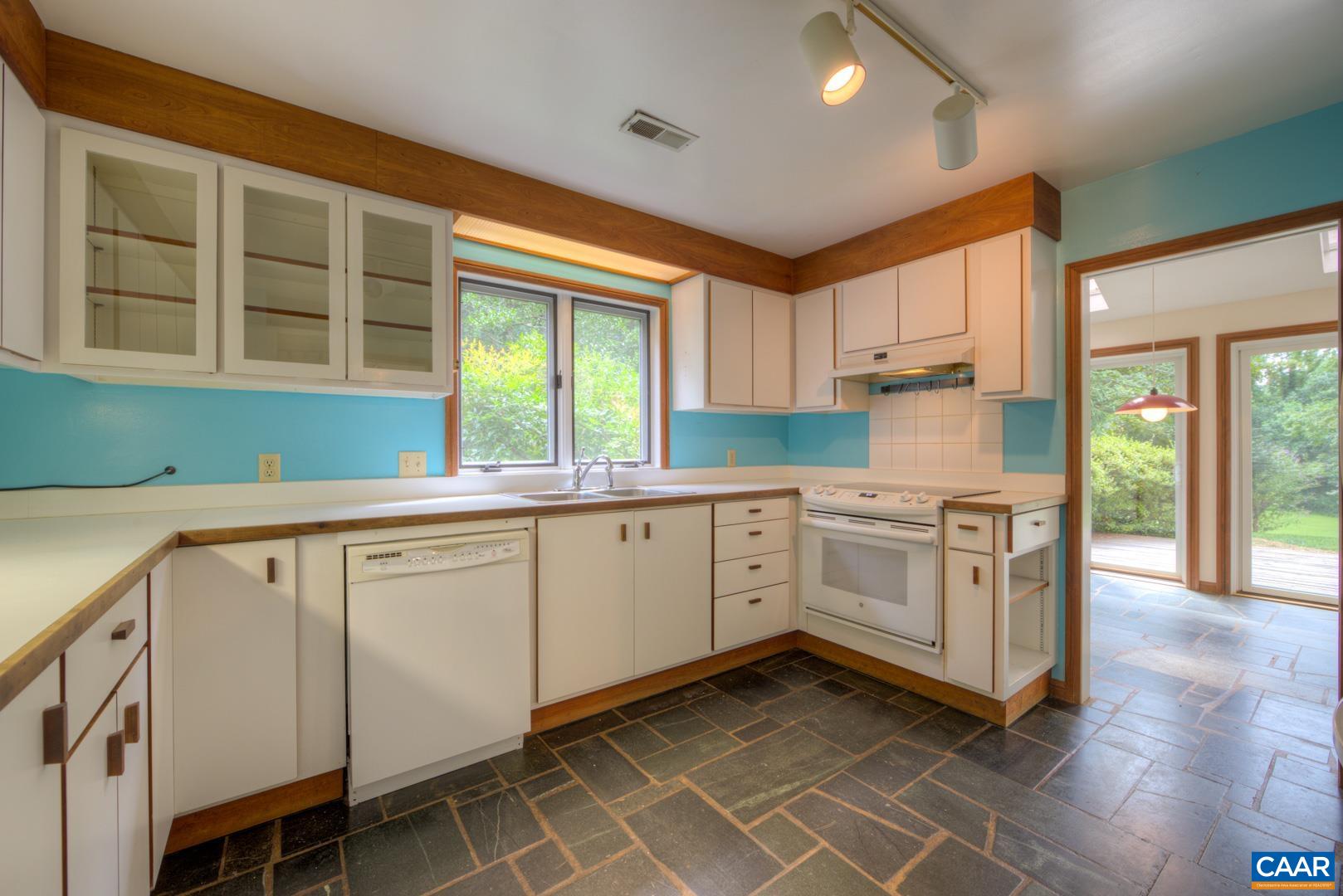 305 CEDAR BLUFF RD