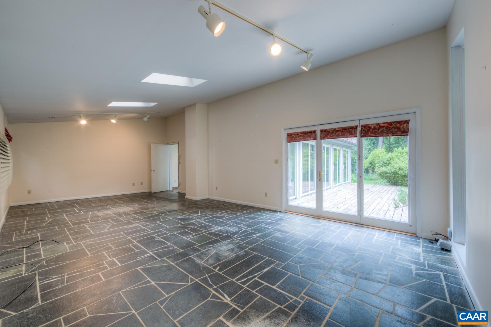 305 CEDAR BLUFF RD